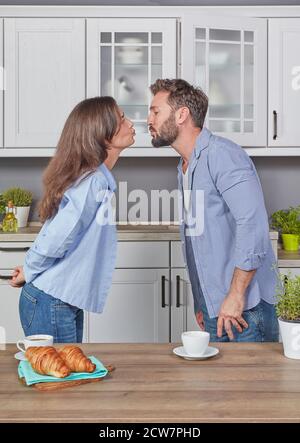 Junges Paar in der Liebe in der Küche küssen Stockfoto