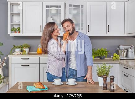 Junges Paar in der Liebe in der Küche essen Frühstück Stockfoto