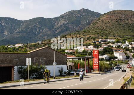 Straße und Tankstelle im Zentrum von Puerto de la Selva, Katalonien, Spanien Stockfoto