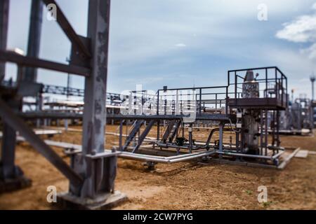 Ölraffinerie-Werk. Raffinerie-Pipelines und Ausrüstung. Kippverschobenes, teilweise verschwommenes Foto. Zhaik-Munai Öllagerstätte, Kasachstan. Stockfoto