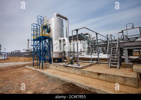 Raffinerieanlagen, Rohre, Rohrleitungen. Ölraffinerie und Gasverarbeitungsanlage. Zhaik-Munai Öllagerstätte, Kasachstan. Stockfoto
