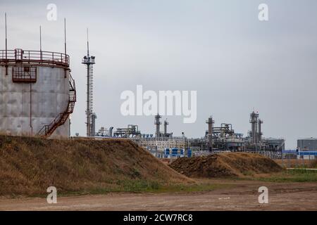 Zhaik-Munai Öllagerstätte, Kasachstan. Ölraffinerie und Gasverarbeitungsanlage in der Wüste. Stockfoto