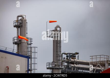 Zhaik-Munai Öllagerstätte, Kasachstan. Ölraffinerie Zhaiyk-Munai. Sicherheitstechnologien und Dinge. Wetterfahne auf Destillationstürmen Stockfoto