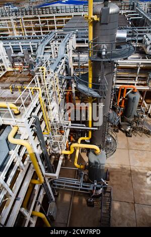 Ölraffinerie und Gasverarbeitungsanlage. Grauer Destillationsturm (Raffiniersäule). Weitwinkelobjektiv. Pipelines und Rohre Hintergrund. Stockfoto
