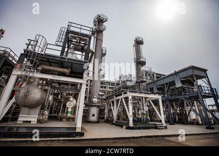 Ölraffinerie und Gasverarbeitungsanlage. Pipelines und Destillationstürme (Raffinierkolonnen). Rohre, Rohrleitungen. Zhaik-Munai Öllagerstätte, Kasachstan. Stockfoto