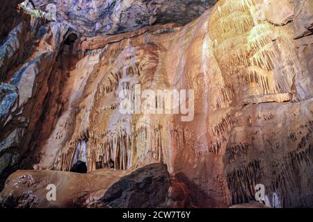 Im Inneren der Cheddar Caves in Somerset. Die verfügbare Lichtanzeige kann laut sein. 20. September Longleat Enterprises sagte, dass Cheddar Höhlen und Schlucht woul Stockfoto