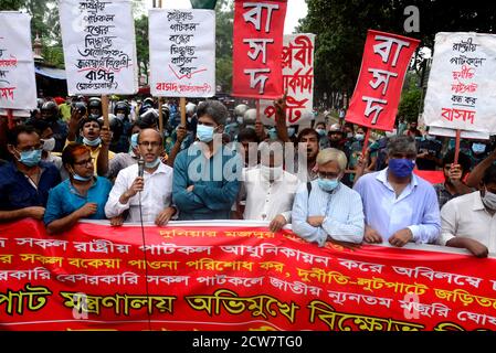 Die Linke Demokratische Allianz inszenieren eine Demonstration vor dem Jute-Ministerium und fordern die Wiedereröffnung aller Jute-Mühlen der Regierung in Dhaka, Bangladesch, auf Septem Stockfoto