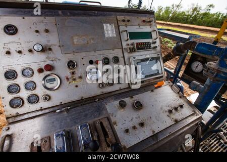 Zhaik-Munai Öllagerstätte, Kasachstan. Bohrgerät MUD Pumpe Bedienfeld Nahaufnahme. Stockfoto