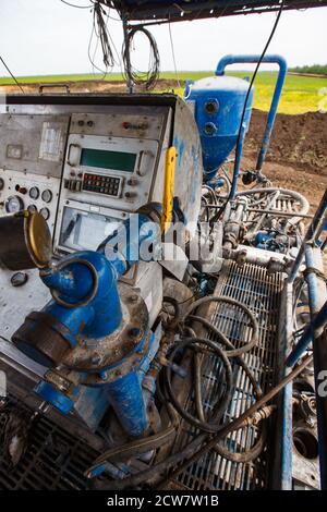 Zhaik-Munai Öllagerstätte, Kasachstan. Bohrgerät Schlammpumpe und Bedienfeld. Weitwinkel. Stockfoto
