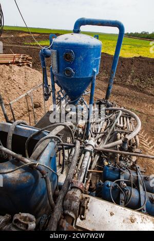 Zhaik-Munai Öllagerstätte, Kasachstan. Bohrgerät Schlamm Pumpe Ausrüstung. Schlauch und Tank. Stockfoto