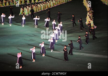 08.08.2012, Pjöngjang, Nordkorea - Massenchoreographie und künstlerische Darbieung mit Tänzern und Akrobaten im Mai-Stadion während des Arirang Festivals. Stockfoto