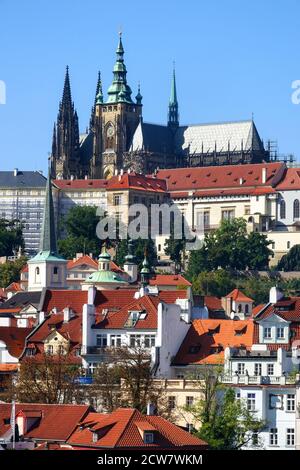 Tschechische Republik, Prag, Bezirk Mala Strana, Prager Burg über den Dächern der Stadt Mala Strana, Tschechische Republik, Europastadt Stockfoto