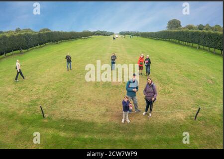 Menschen, die in Sky Mirror Houghton Hall North Norfolk England Stockfoto