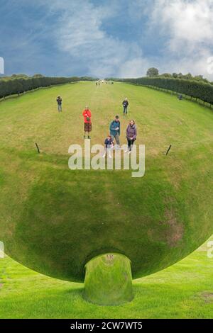 Menschen, die in Sky Mirror Houghton Hall North Norfolk England Stockfoto