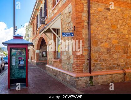 Telstra öffentliche rote Telefonzelle vor York Post Stein-und Backsteingebäude auf Avon Terrace York Western Australia. Stockfoto