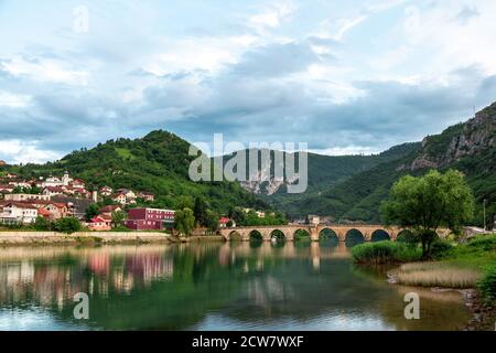 Mehmed Pasha Sokolovic Alte Steinbrücke über den Fluss Drina In Visegrad, Bosnien und Herzegowina Stockfoto