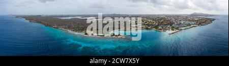 Luftaufnahme der Küste von Curaçao in der Karibik mit türkisfarbenem Wasser, Klippe, Strand und schönen Korallenriff Stockfoto