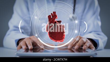 Arzt im Mantel mit Tablette mit virtuellen Herz Hologramm Stockfoto