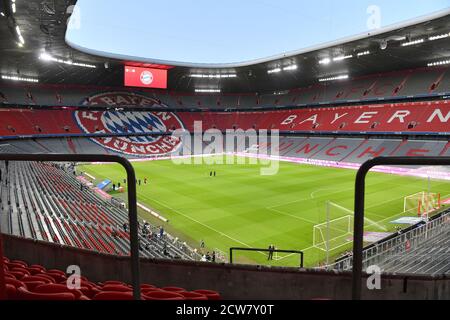 Der DFL Super Cup zwischen dem FC Bayern München und Borussia Dortmund findet ohne Zuschauer statt. Übersicht, leeres Stadion, Interieur, Stadionübersicht ohne Zuschauer, Vereinswappen, Vereinswappen, Allianz Arena. Archivfoto: Fußball 1. Bundesliga-Saison 2020/2021, 1 Spieltag, Spieltage01, FC Bayern München (M) - FCSchalke 04 (GE) 8-0, am 18. September 2020 in München die ALLIANZARENA, DFL-VORSCHRIFTEN VERBIETEN DIE VERWENDUNG VON FOTOS ALS BILDSEQUENZEN UND/ODER QUASI-VIDEO. Weltweite Nutzung Stockfoto