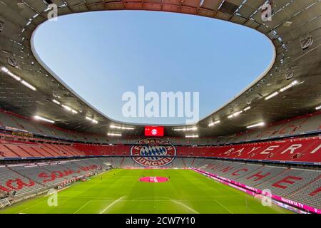 Der DFL Super Cup zwischen dem FC Bayern München und Borussia Dortmund findet ohne Zuschauer statt. Übersicht, leeres Stadion, Interieur, Stadionübersicht ohne Zuschauer, Vereinswappen, Vereinswappen, Allianz Arena. Archivfoto: Fußball 1. Bundesliga-Saison 2020/2021, 1 Spieltag, Spieltage01, FC Bayern München (M) - FCSchalke 04 (GE) 8-0, am 18. September 2020 in München die ALLIANZARENA, DFL-VORSCHRIFTEN VERBIETEN DIE VERWENDUNG VON FOTOS ALS BILDSEQUENZEN UND/ODER QUASI-VIDEO. Weltweite Nutzung Stockfoto