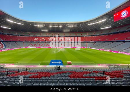 Der DFL Super Cup zwischen dem FC Bayern München und Borussia Dortmund findet ohne Zuschauer statt. Übersicht, leeres Stadion, Interieur, Stadionübersicht ohne Zuschauer, Vereinswappen, Vereinswappen, Allianz Arena. Archivfoto: Fußball 1. Bundesliga-Saison 2020/2021, 1 Spieltag, Spieltage01, FC Bayern München (M) - FCSchalke 04 (GE) 8-0, am 18. September 2020 in München die ALLIANZARENA, DFL-VORSCHRIFTEN VERBIETEN DIE VERWENDUNG VON FOTOS ALS BILDSEQUENZEN UND/ODER QUASI-VIDEO. Weltweite Nutzung Stockfoto