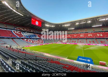 Der DFL Super Cup zwischen dem FC Bayern München und Borussia Dortmund findet ohne Zuschauer statt. Übersicht, leeres Stadion, Interieur, Stadionübersicht ohne Zuschauer, Vereinswappen, Vereinswappen, Allianz Arena. Archivfoto: Fußball 1. Bundesliga-Saison 2020/2021, 1 Spieltag, Spieltage01, FC Bayern München (M) - FCSchalke 04 (GE) 8-0, am 18. September 2020 in München die ALLIANZARENA, DFL-VORSCHRIFTEN VERBIETEN DIE VERWENDUNG VON FOTOS ALS BILDSEQUENZEN UND/ODER QUASI-VIDEO. Weltweite Nutzung Stockfoto