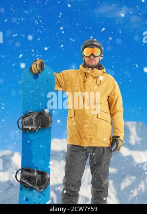 Snowboarder in den Bergen Stockfoto