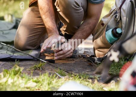 Nahaufnahme von unkenntlichen Mann setzen in Haken beim Einrichten Zelt für Camping in der Natur, kopieren Raum Stockfoto