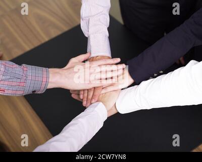 Menschen, die die Hände zusammenlegen Stockfoto
