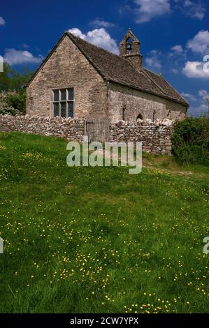 Die Kirche Saint Oswald in Widford, Oxfordshire, England, steht allein auf einem Feld oberhalb des Windrush in der Nähe der Wollstadt Burford in Cotswold, in den 1200er Jahren n. Chr. Die Kirche ist von Zeugnissen eines verlassenen mittelalterlichen Dorfes umgeben und könnte sich an der Stelle eines antiken römischen Tempels oder einer Villa befinden. St. Oswald’s verlor wahrscheinlich die meisten seiner Gemeindemitglieder bis zum Schwarzen Tod des 14. Jahrhunderts, aber die Gottesdienste blieben hier bis 1859 bestehen. Es wurde als Bauernhof genutzt, bevor es 1904 restauriert wurde. Stockfoto