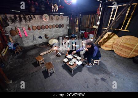 (200928) -- RONGSHUI, 28. September 2020 (Xinhua) -- Liang Anhe (R) und seine Frau Liang Yingmi genießen den lokalen Youcha-Snack im Dorf Wuying, das an der Grenze zwischen dem autonomen Bezirk Guangxi Zhuang im Süden Chinas und der Provinz Guizhou im Südwesten Chinas liegt, 26. September 2020. Liang Anhe und Liang Yingmi sind ein Paar aus Wuying, einem Bergdorf, das von der ethnischen Gruppe Miao an der Grenze zwischen der Autonomen Region Guangxi Zhuang im Süden Chinas und der Provinz Guizhou im Südwesten Chinas bewohnt wird. Anhe und Yingmi waren Kindheitsfreunde und heirateten 1975. Dafür hatten sie gegen die Armut gekämpft Stockfoto