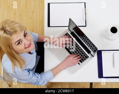 Frau am Schreibtisch, die an einem Laptop arbeitete Stockfoto