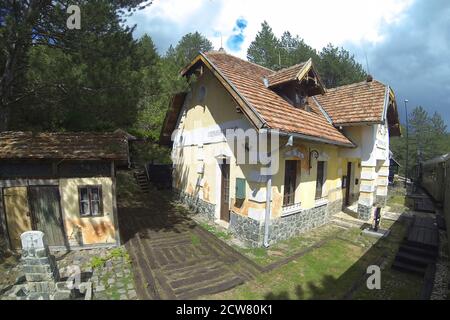 Bahnhof Golubici. Shargan Eight in Serbien. Schmale Eisenbahn. Blick vom Bahnhof aus Stockfoto