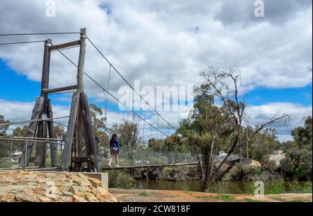 Timber Suspension Bridge Fußgängerbrücke über den Avon River York Western Australia. Stockfoto