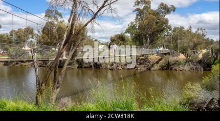 Timber Suspension Bridge Fußgängerbrücke über den Avon River York Western Australia. Stockfoto