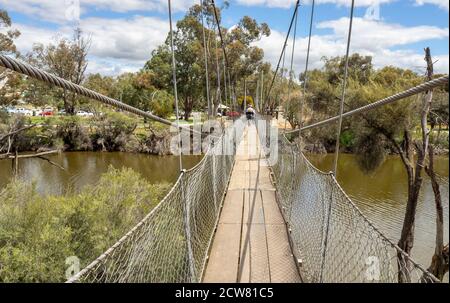 Timber Suspension Bridge Fußgängerbrücke über den Avon River York Western Australia. Stockfoto