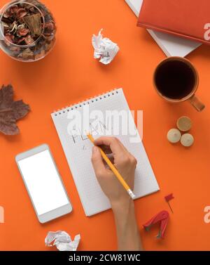 Moderne Farbtabelle Büro Schreibtisch mit notepad Smartphone und anderen Materialien, die mit einer Tasse Kaffee. Leere notepad Seite für die Texteingabe in der Mitte. Top Stockfoto