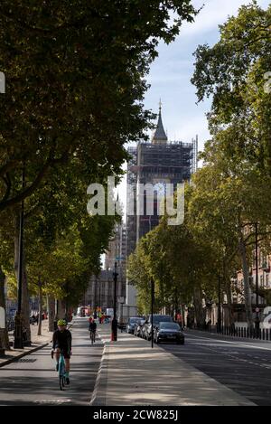 London, Großbritannien. September 2020. Das Foto vom 28. September 2020 zeigt eine Gesamtansicht des Elizabeth Tower in London, Großbritannien. Londons weltberühmter Big Ben-Uhrenturm wird zum ersten Mal seit drei Jahren sichtbar, nachdem ein Multi-Millionen-Dollar-Face-Lift-Projekt eine kritische Phase abgeschlossen hat, verkündeten die Behörden der Houses of Parliament am Sonntag. Quelle: Han Yan/Xinhua/Alamy Live News Stockfoto