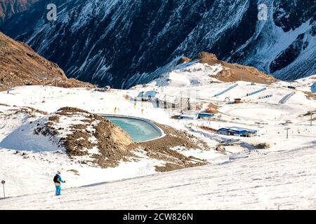 Stubai, Österreich - 4. November 2011: Skifahrer reiten auf den Pisten des Stubaier Gletschers, Skigebiet Alpen in Österreich. Stockfoto