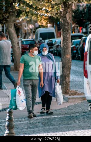 Kirklareli, Türkei- 27.09.20- EIN Mann und eine Frau tragen Schutzmasken wegen Coronavirus Bedenken auf einer Straße in Kirklareli. Stockfoto