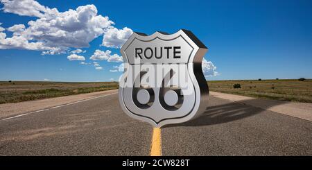 Route 66 Schild auf der Straße. Historische amerikanische Mutter Straße Silber glänzend Symbol auf dem Asphalt, Sonnentag, Arizona Desert, USA. 3d-Illustration Stockfoto