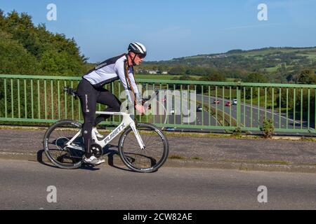 Radsportler auf weißem PLANETEN X Exocet 2 - 56 Rahmen - TT und Triathlon Fahrrad auf dem Land Route überqueren Autobahnbrücke im ländlichen Lancashire, Großbritannien Stockfoto