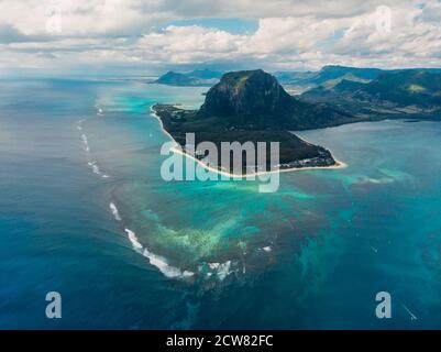 Luftaufnahme von Mauritius Insel Panorama und Le Morne Brabant Berg, blaue Lagune und Unterwasserwasserfall Stockfoto