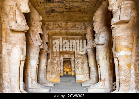 Abu Simbel, Ägypten - 10. September 2020. Im Inneren des großen Tempels von Ramses II bei Abu Simbel. Stockfoto