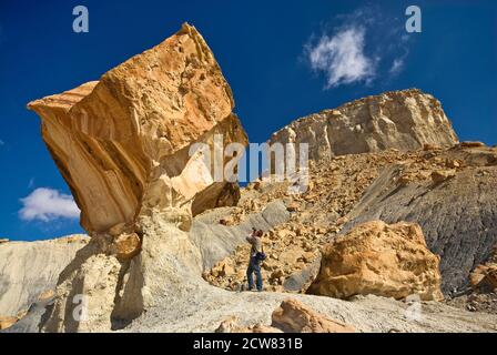 Besucher Blick auf Felsen um Smoky Mountain Road in Nippel Arbeitstisch in der Nähe von Lake Powell und Grand Staircase Escalante National Monument, Utah, USA Stockfoto