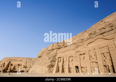 Abu Simbel, der Hathor Tempel in Abu Simbel in Süditegypten. Der Tempel war ein Geschenk von Ramses II für seine Frau Nefertari. Stockfoto