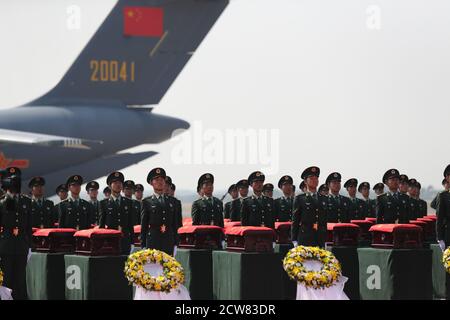 Shenyang, China. September 2020. 117 Märtyrerreste kommen am 27. September 2020 aus Südkorea in Shenyang, Liaoning, China zurück.(Foto: TPG/cnsphotos) (Foto: Top Photo/Sipa USA) Kredit: SIPA USA/Alamy Live News Stockfoto