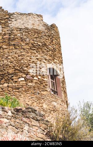 Vertikale Aufnahme von Steinturm unter bewölktem Himmel Stockfoto