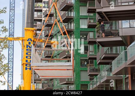 Der weltweit erste Sky Pool wird in Embassy Gardens installiert In South London Stockfoto