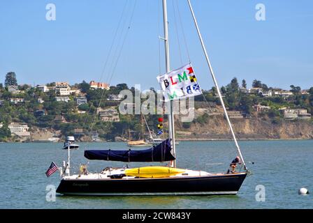 Segelboot in san francisco Bucht zeigt Black Lives Matter Flagge Während der Verankerung in sausalito usa Hafen Stockfoto